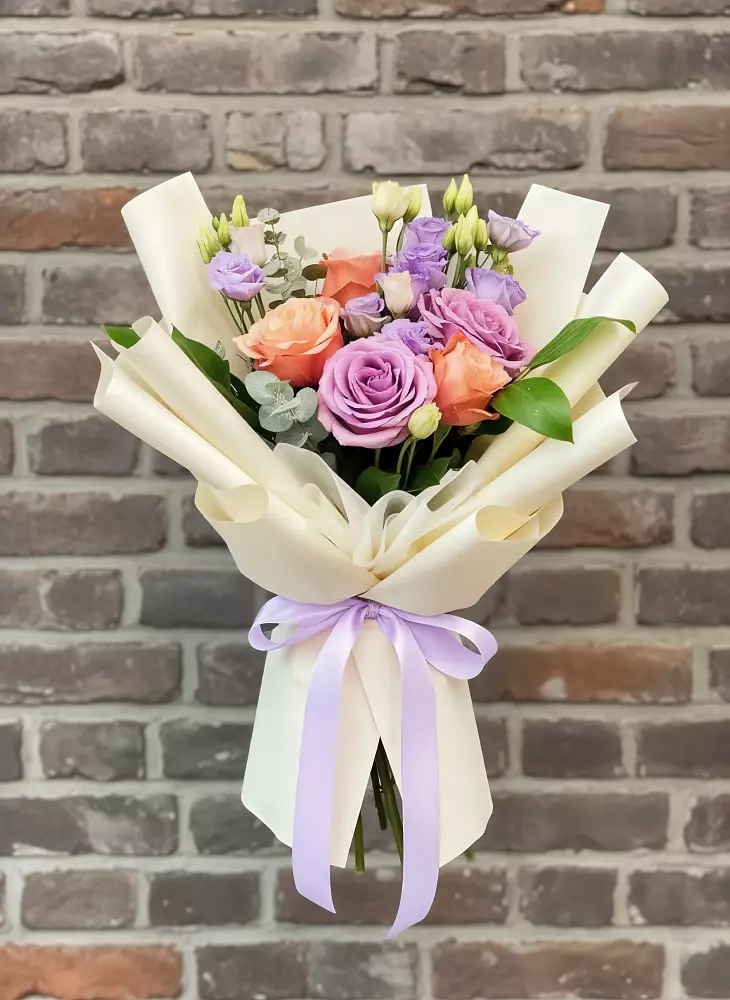 Букет цветов из: Лизиантусы и Розы в Болгаре