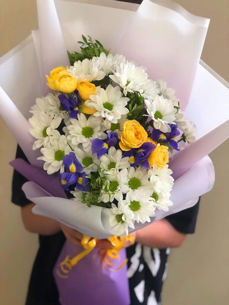 Букет цветов из: Ирисы, Хризантемы и Розы в Болгаре