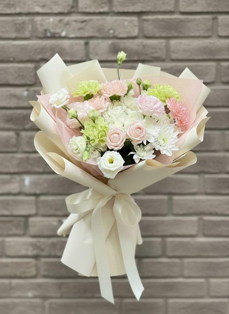 Букет цветов из: Гвоздики, Розы, Лизиантусы и Хризантемы в Болгаре