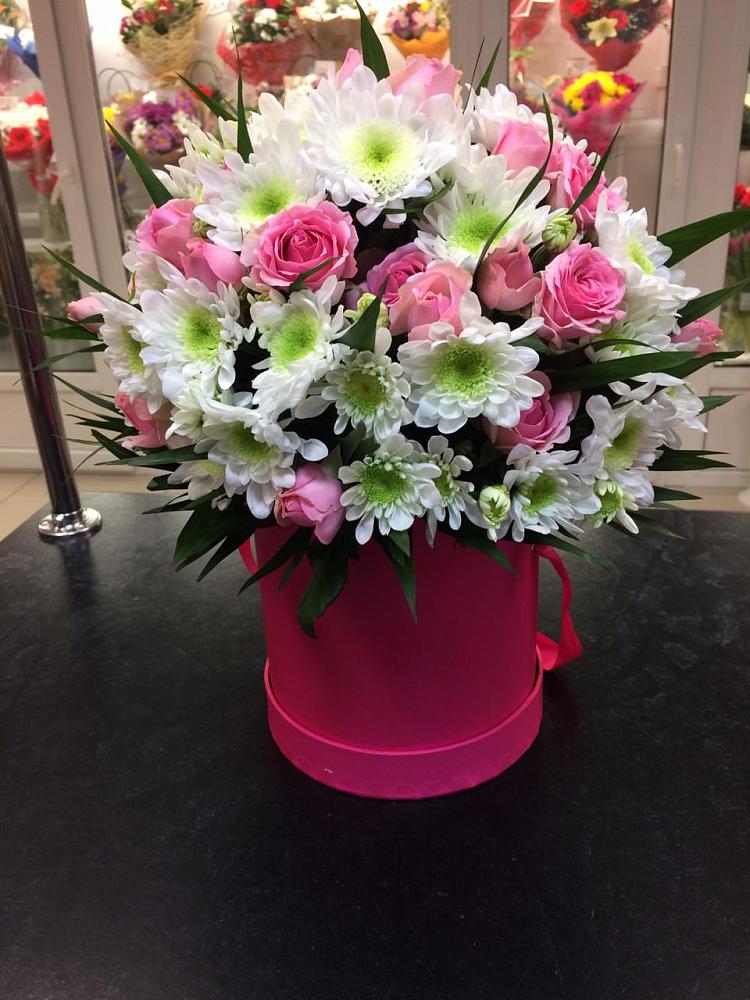 Цветочная композиция из Розы и Хризантемы в шляпной коробке в Болгаре