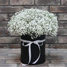 Цветочная композиция из Гипсофила в шляпной коробке в Болгаре