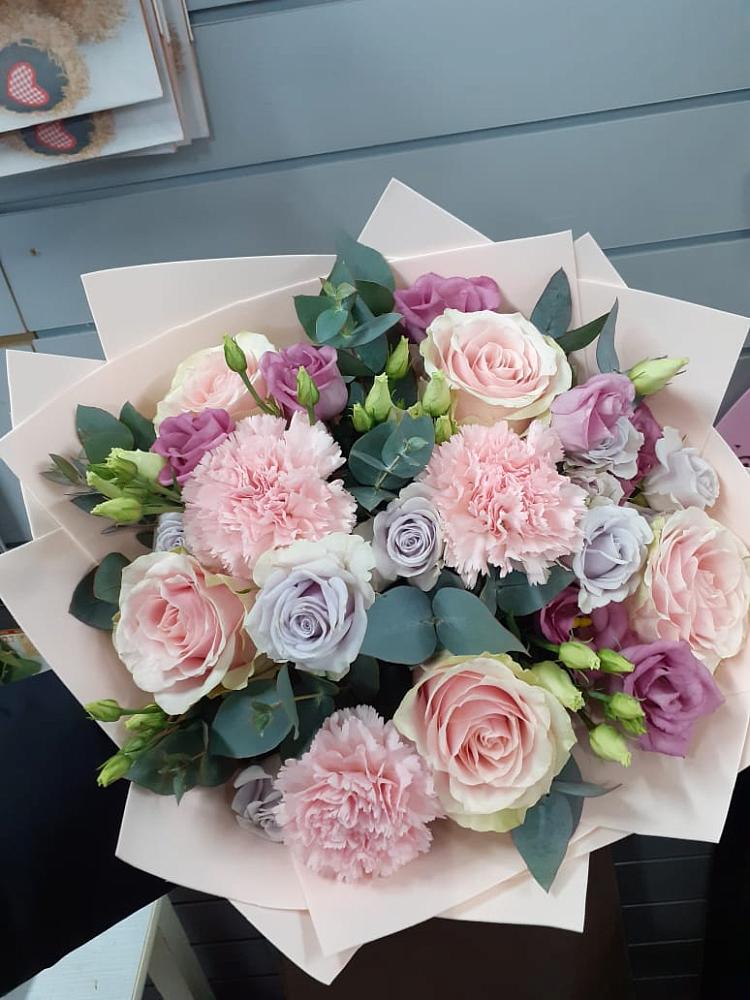 Букет цветов из: Розы, Гвоздики и Лизиантусы в Болгаре