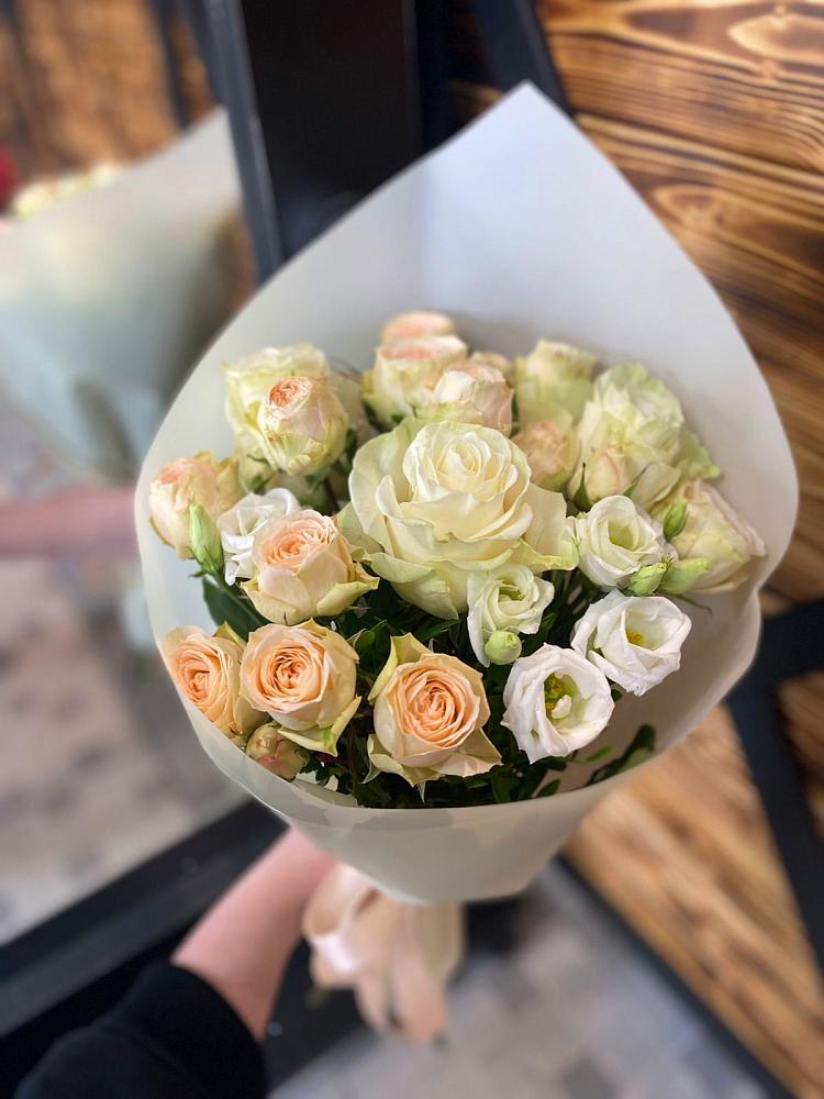 Букет цветов из: Розы и Лизиантусы в Болгаре