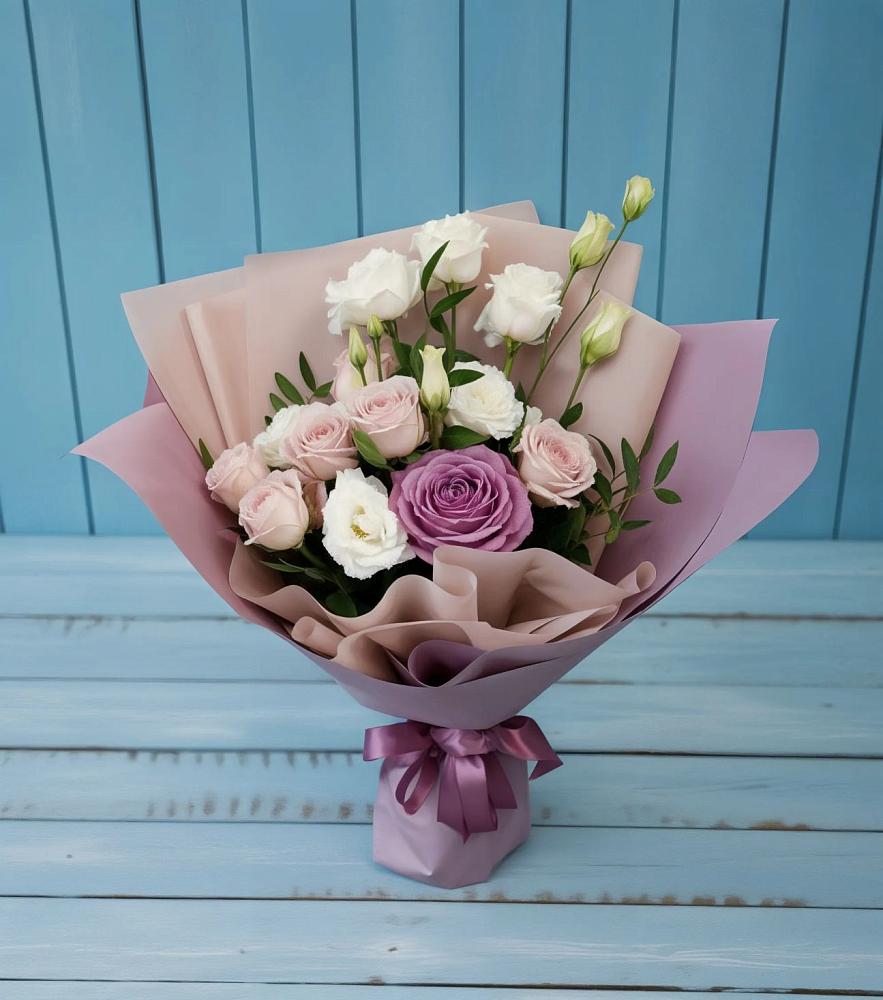 Букет цветов из: Розы и Лизиантусы в Болгаре